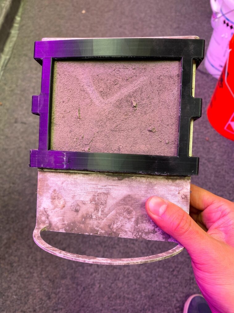 Des scientifiques développent une nouvelle pile à combustible alimentée par la saleté et qui fonctionne indéfiniment Bill Yen Testing Fuel Cell