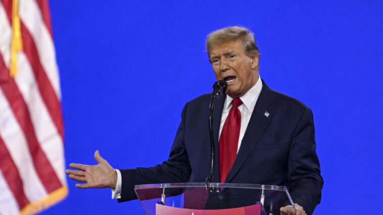 Donald Trump se qualifie de « dissident politique » dans un discours à CPAC Donald Trump se qualifie de « dissident politique » dans un discours à CPAC