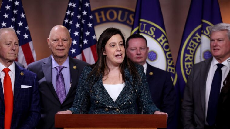 Elise Stefanik suggère qu'elle aurait enfreint la loi pour Trump si elle était vice-présidente le 6 janvier Elise Stefanik suggère qu'elle aurait enfreint la loi pour Trump si elle était vice-présidente le 6 janvier