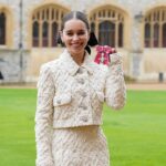 Emilia Clarke reçoit la distinction royale pour son travail caritatif en faveur des lésions cérébrales Emilia Clarke reçoit la distinction royale pour son travail caritatif en faveur des lésions cérébrales