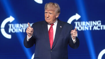 cc Gage Skidmore, modified, https://commons.wikimedia.org/wiki/File:Donald_Trump_%2852252406710%29.jpg