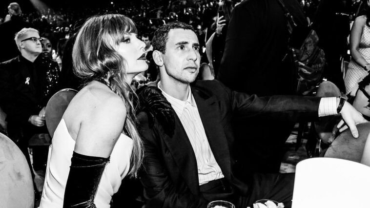 Jack Antonoff : Remettre en question la capacité d'écriture de Taylor Swift, c'est « comme remettre en question la foi de quelqu'un en Dieu » Jack Antonoff : Remettre en question la capacité d'écriture de Taylor Swift, c'est « comme remettre en question la foi de quelqu'un en Dieu »