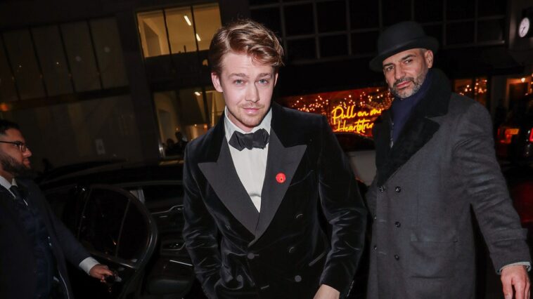 Joe Alwyn prouve que Taylor Swift n'est pas la seule à pouvoir publier des photos Instagram monochromes de mauvaise humeur