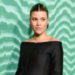 Le baby bump de Sofia Richie Grainge fait ses débuts sur le tapis rouge lors de la soirée pré-Grammys 2024