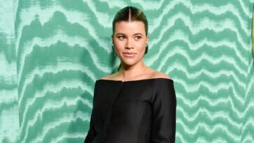 Le baby bump de Sofia Richie Grainge fait ses débuts sur le tapis rouge lors de la soirée pré-Grammys 2024