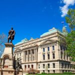 Le législateur de l'Indiana, Jim Lucas, répond aux appels des étudiants en faveur de la sécurité des armes à feu en leur disant qu'il est armé et en leur montrant son arme Le législateur de l'Indiana, Jim Lucas, répond aux appels des étudiants en faveur de la sécurité des armes à feu en leur disant qu'il est armé et en leur montrant son arme