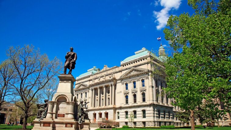 Le législateur de l'Indiana, Jim Lucas, répond aux appels des étudiants en faveur de la sécurité des armes à feu en leur disant qu'il est armé et en leur montrant son arme