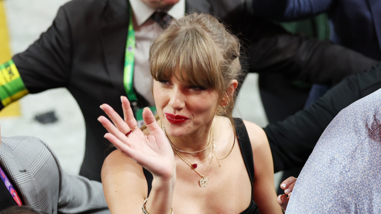 Le sac à main de football ébloui du Super Bowl 2024 de Taylor Swift était un cadeau d'un nouvel ami célèbre