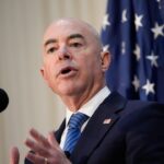 Le secrétaire à l'Intérieur, Alejandro Mayorkas, qualifie les allégations de « sans fondement » avant le deuxième vote de destitution prévu mardi