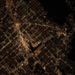 Lumières vives, grand gibier : photographie d'un astronaute du stade Allegiant depuis l'espace la nuit SciTechDaily