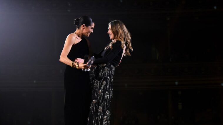 Meghan Markle arbore l'accessoire emblématique du prince Harry au déjeuner