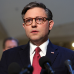 Mike Johnson est au-dessus de sa tête