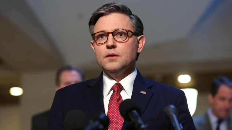 Mike Johnson est au-dessus de sa tête