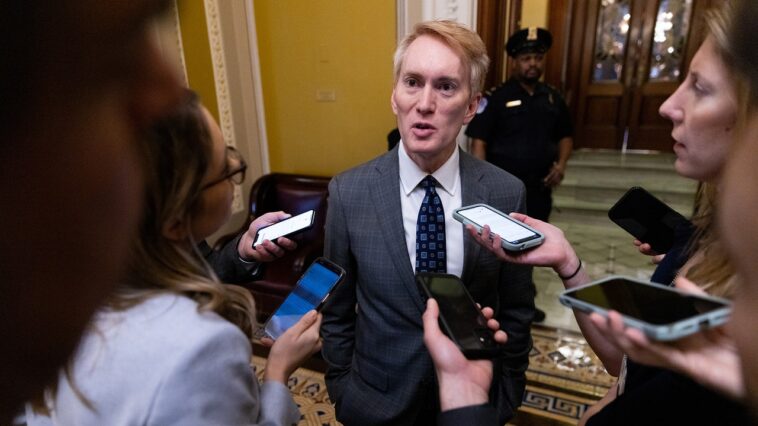 Pourquoi les républicains attaquent l'un des leurs pour avoir élaboré des politiques d'immigration qu'ils soutiennent également