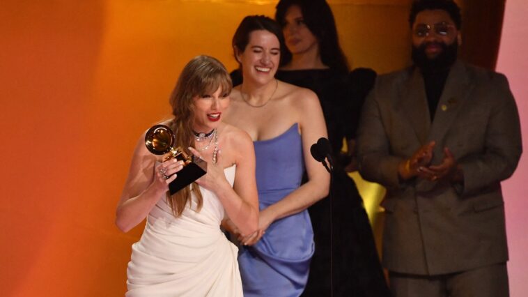 Taylor Swift remporte l'album de l'année, battant un record et marquant l'histoire aux Grammys 2024