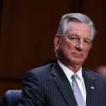 Tommy Tuberville, Village Idiot, applaudit la décision de l'Alabama en matière de FIV avant de découvrir qu'il n'a aucune idée de ce qu'elle fait réellement