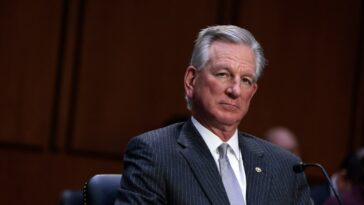Tommy Tuberville, Village Idiot, applaudit la décision de l'Alabama en matière de FIV avant de découvrir qu'il n'a aucune idée de ce qu'elle fait réellement