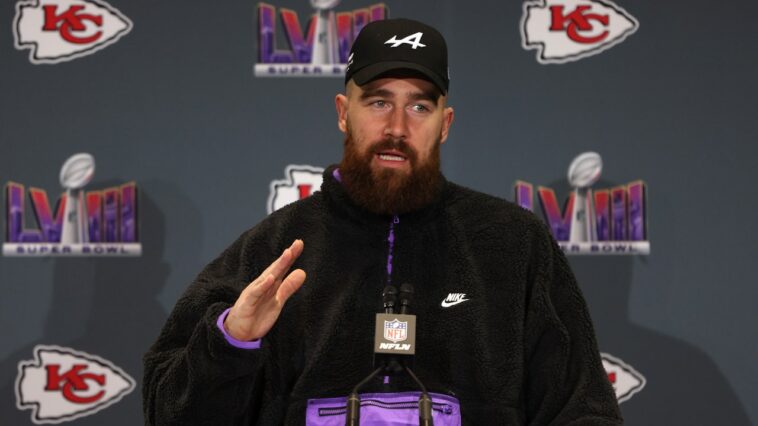 Travis Kelce nie que les Swifties aient un « engouement irréaliste » pour lui