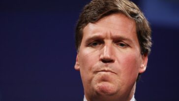 Tucker Carlson apparaît à Moscou, générant des spéculations sur une éventuelle interview de Poutine