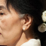 Une impasse perpétuelle ? Les perspectives restent sombres dans la guerre civile au Myanmar cc Comune Parma, modified, https://commons.wikimedia.org/w/index.php?limit=500&offset=0&profile=default&search=Aung+San+Suu+Kyi&title=Special:Search&ns0=1&ns6=1&ns12=1&ns14=1&ns100=1&ns106=1#/media/File:Aung_San_Suu_Kyi_31_ott_13_050.jpg