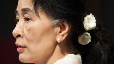 cc Comune Parma, modified, https://commons.wikimedia.org/w/index.php?limit=500&offset=0&profile=default&search=Aung+San+Suu+Kyi&title=Special:Search&ns0=1&ns6=1&ns12=1&ns14=1&ns100=1&ns106=1#/media/File:Aung_San_Suu_Kyi_31_ott_13_050.jpg