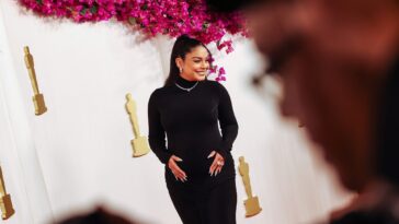 Vanessa Hudgens annonce sa grossesse sur le tapis rouge des Oscars 2024