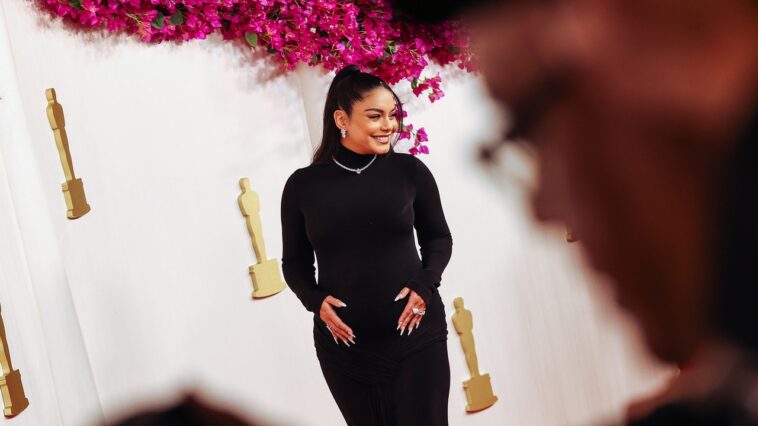 Vanessa Hudgens annonce sa grossesse sur le tapis rouge des Oscars 2024