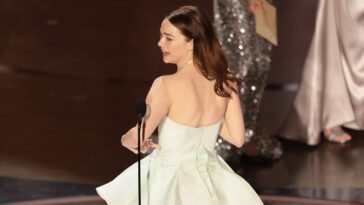 Emma Stone souffre d'un dysfonctionnement de sa garde-robe avant d'accepter l'Oscar aux Oscars 2024