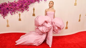 Ariana Grande incarne son méchant personnage dans une robe rose dramatique aux Oscars 2024