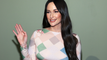 Kacey Musgraves s'enracine et s'illumine, avec un nouvel album et une bougie assortie