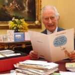 Le roi Charles est « extrêmement frustré » par les traitements contre le cancer qui prennent des retards