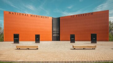 Bryan Stevenson déclare que la quête de « l’authenticité historique » a inspiré le parc de sculptures du Monument de la Liberté