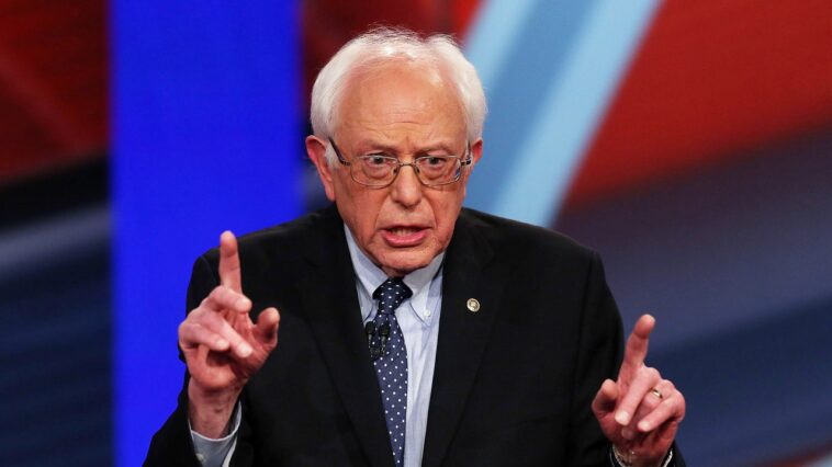 Bernie Sanders dit aux gens de se laisser aller et de voter pour Biden parce que l'alternative vit en enfer
