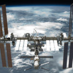 Chaque guerre est désormais une guerre spatiale cc NASA, modified, https://en.wikipedia.org/wiki/File:STS-134_International_Space_Station_after_undocking.jpg