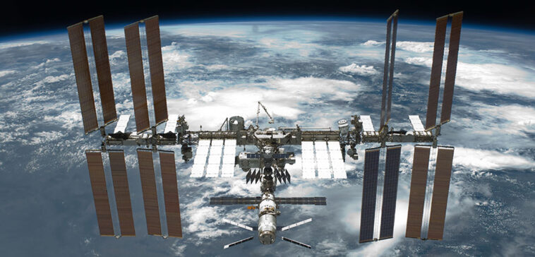 Chaque guerre est désormais une guerre spatiale cc NASA, modified, https://en.wikipedia.org/wiki/File:STS-134_International_Space_Station_after_undocking.jpg