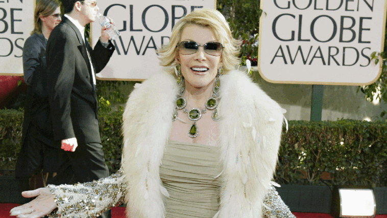 Comment Joan Rivers a transformé les arrivées sur le tapis rouge en bombardements de tapis de haut camp Comment Joan Rivers a transformé les arrivées sur le tapis rouge en bombardements de tapis de haut camp