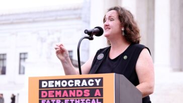 Katie Porter double sa mise en affirmant que sa défaite électorale était « truquée »