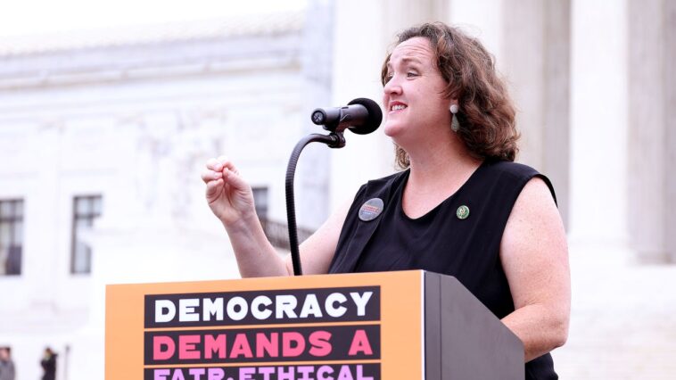 Katie Porter double sa mise en affirmant que sa défaite électorale était « truquée »