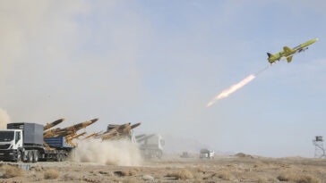 cc Bahareh Asadi, modified, https://en.m.wikipedia.org/wiki/File:2021_Iranian_drone_exercise_in_Semnan_desert_%2822%29.jpg