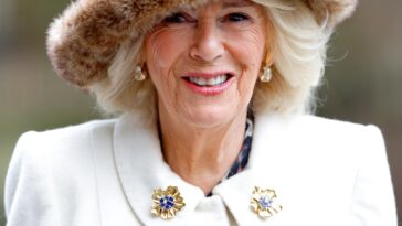 Le Jeudi Saint historique de la reine Camilla a présenté un hommage en saphir aux monarques précédents