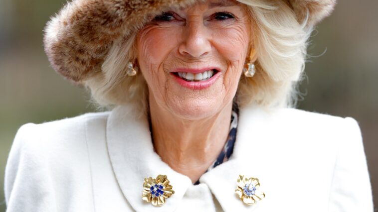 Le Jeudi Saint historique de la reine Camilla a présenté un hommage en saphir aux monarques précédents