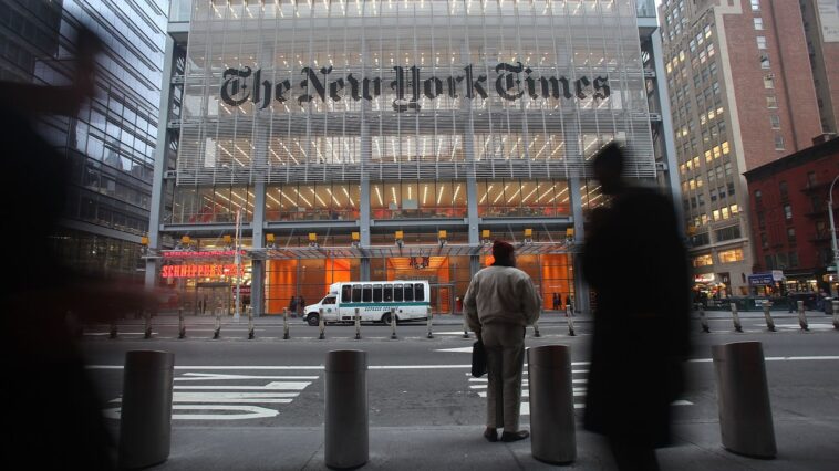 Le New York Times critiqué pour sa « chasse aux sorcières à caractère raciste » suite à des fuites sur la couverture médiatique d’Israël