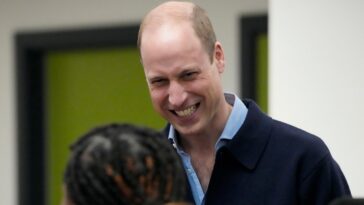 Le prince William rit avec les enfants lors de l'ouverture du centre jeunesse