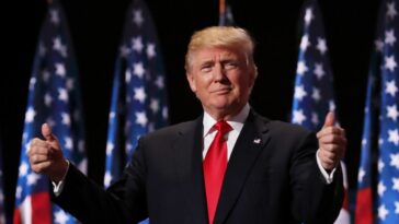 Le procès pénal de Trump à Manhattan pourrait être retardé d'au moins un mois alors qu'il poursuit une séquence de plusieurs décennies sans jamais être tenu responsable de quoi que ce soit