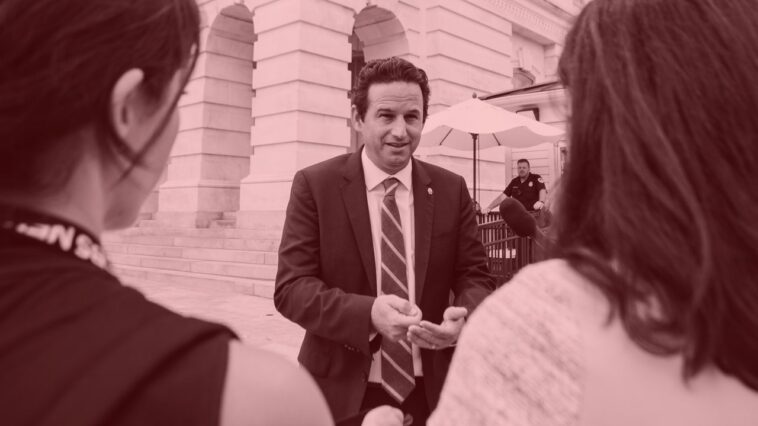 Le sénateur Brian Schatz explique ce que le « fascisme » de Donald Trump signifierait pour l'Amérique