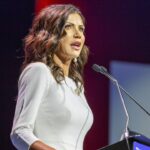 Les nouvelles dents de Kristi Noem lui explosent au visage