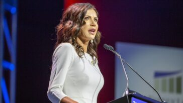 Les nouvelles dents de Kristi Noem lui explosent au visage