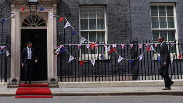 cc Nomber 10, https://flickr.com/photos/number10gov/52869729202/in/photolist-2oxVbxd-oUGYcz-RJrwAZ-SJCtzN-2oxVbxt-7KQBox-2oy1kPv-2oy1kPA-2oy1kPf-puaLPt-r59HJt-rmbidd-ronZYJ-r59Kg6-r6RLZa-qTNowf-r6UPNw-r6RLiR-7KQAzg-rotkWH-rmbhNA-7KUA6J-oUMacn-RJrwoz-robHQx-qrG1YK-qrFXYr-nCzWde-pPjEoY-nCr1jf-pQzpVD-pRbwB4-27nmwAU-pQzuLk-r72eGv-mkKHA9-r6KhZL-pNHNuC-nEnc5F-mkUNEP-mmjrKr-pyZejH-pRuy8q-pQTx4b-SVATxQ-oUBSwr-pyZcNr-pyVJrF-pyneFC-mkUBhP; Prime Minister Rishi Sunak meets Rwandan President Kagame