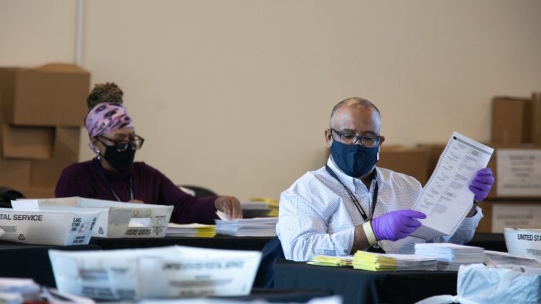 Les travailleurs électoraux se préparent à un nouveau déluge de menaces de Trump Les travailleurs électoraux se préparent à un nouveau déluge de menaces de Trump