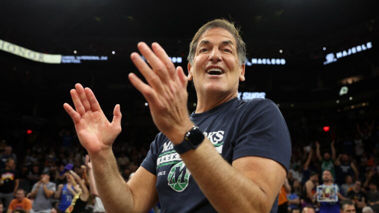 Mark Cuban : Biden pourrait être sur son lit de mort et je voterais quand même pour lui contre Trump, le « vendeur d’huile de serpent »